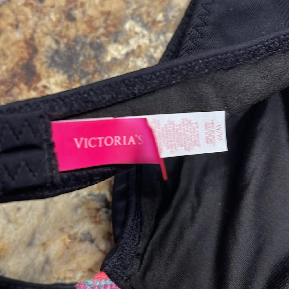 Victoria’s Secret bikini Top size medium NWOT - Picture 3 of 3